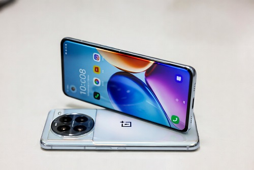 وان‌پلاس باتری غول‌آسای توربو ۶ رو تایید کرد و نشون داد که جزیره‌ی دوربینش چقدر باریکه